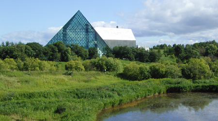 ガラスのピラミッドと貯水池の写真