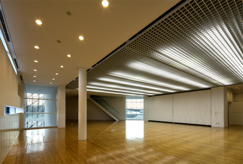 【スペース２】展示やワークショップに適した、可動壁のある広いスペースです。