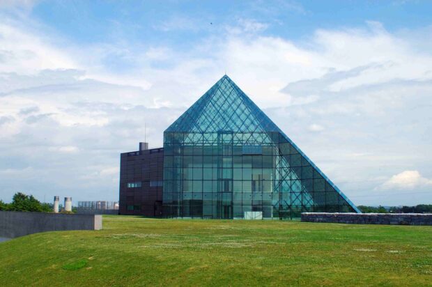 モエレ沼公園 ガラスのピラミッド夏季のようす
