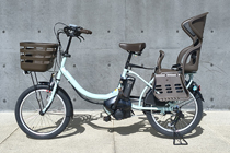 チャイルドシート付き電動アシスト自転車20インチの写真